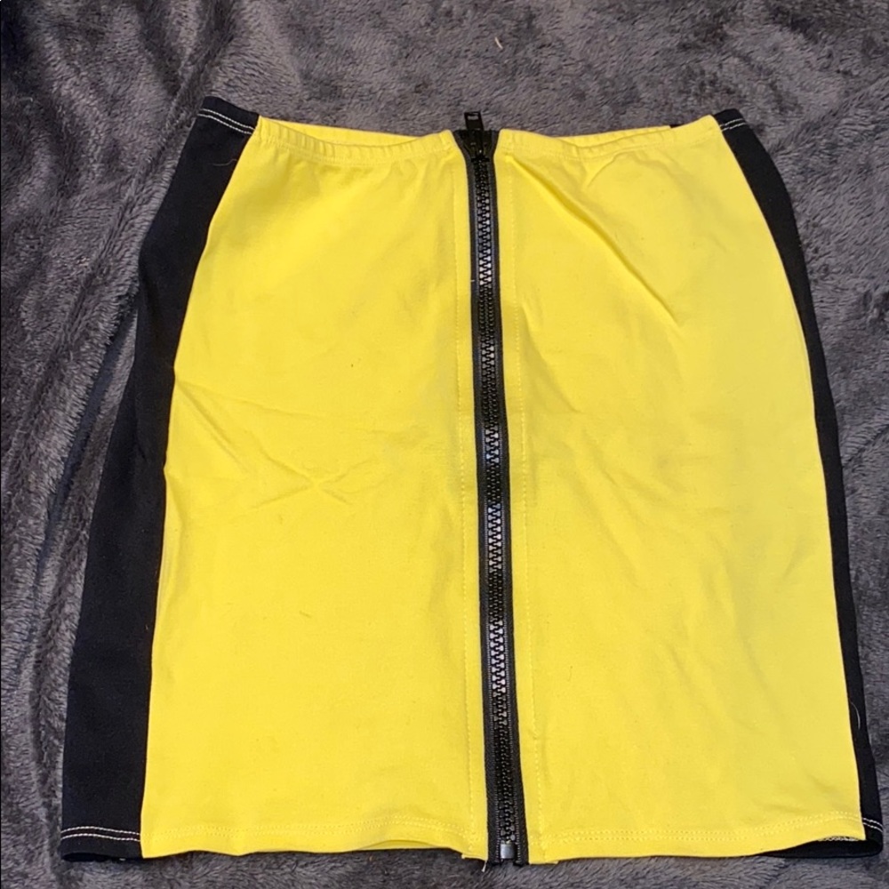Pencil skirt with a eccentric front zip
